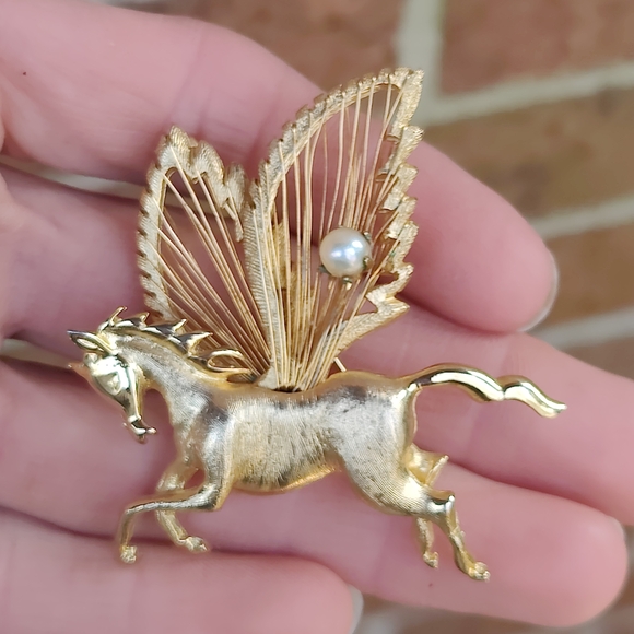 Vintage Brooks Gold Pegasus Brooch with Pearl Accent - Picture 2 of 5